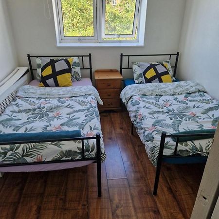 Twin Bed For Guests Lägenhet London Exteriör bild