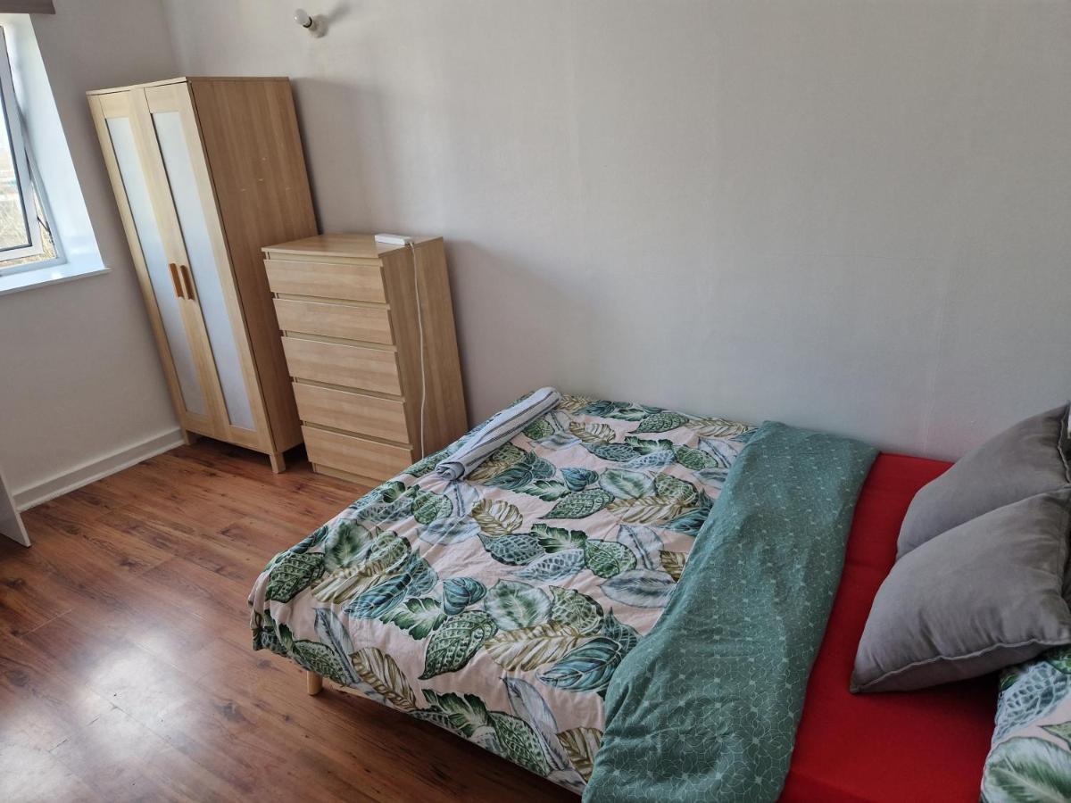 Twin Bed For Guests Lägenhet London Exteriör bild