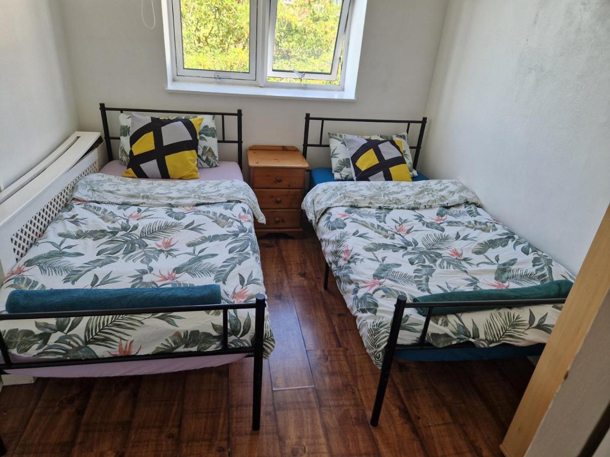 Twin Bed For Guests Lägenhet London Exteriör bild