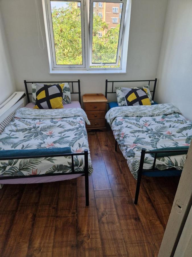 Twin Bed For Guests Lägenhet London Exteriör bild